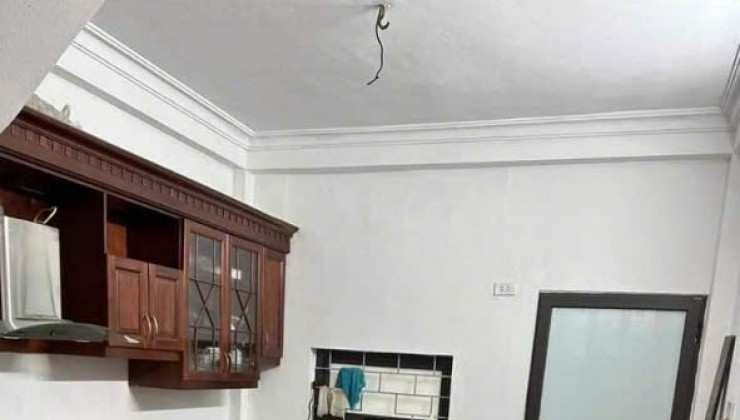 Cho thuê nhà Ở NHÓM 6 NGƯỜI, HỘ GĐ MP Lãng Yên - Hai Bà Trưng DT   45m2 - 3 tầng - 4N- Giá 13 Triệu